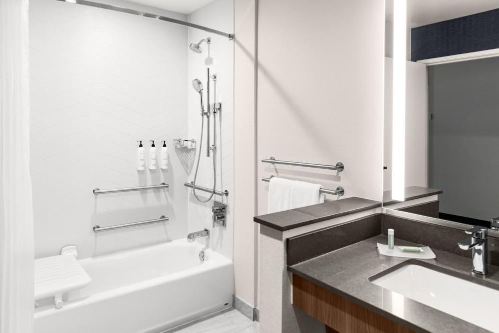Standard Queen Room with Balcony - Mobility Accessible with Tub interior